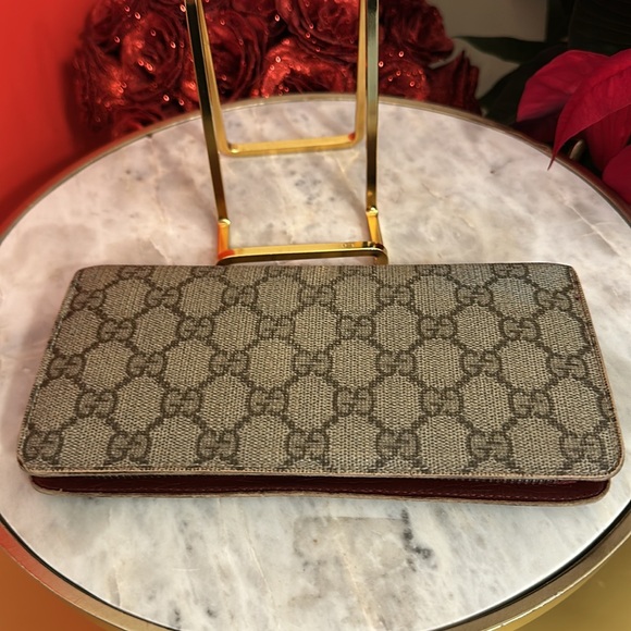 Gucci Beige Monogram Long Zipper bifold wallet in good condition - Picture 5 of 16